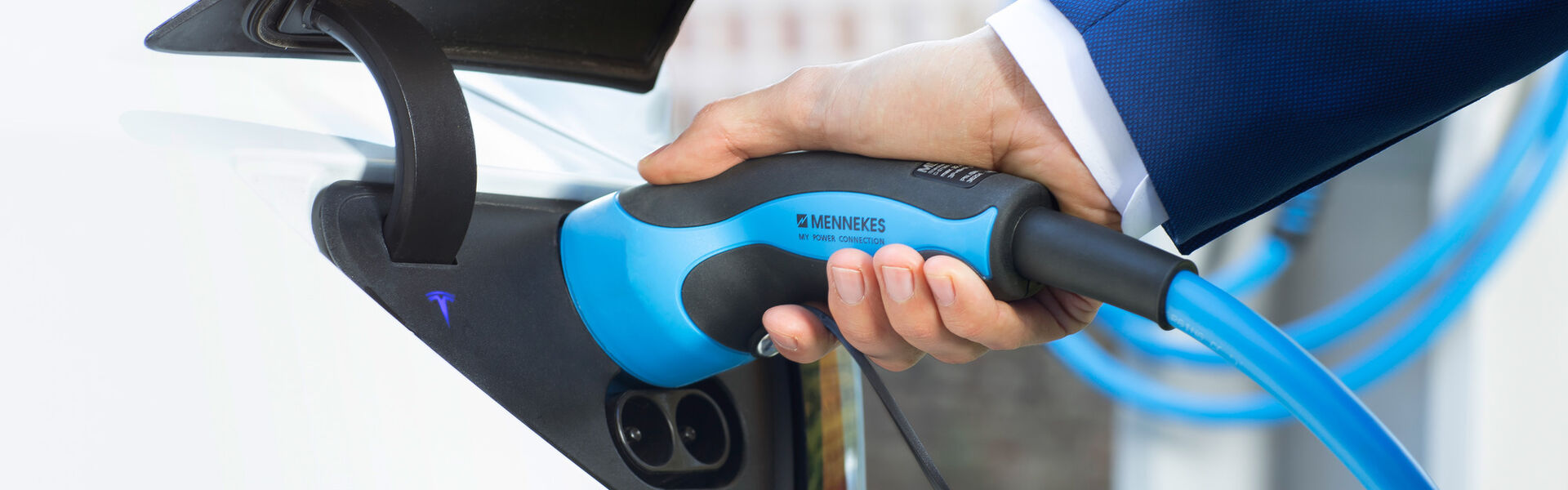 MENNEKES Ladekabel lädt ein Elektroauto